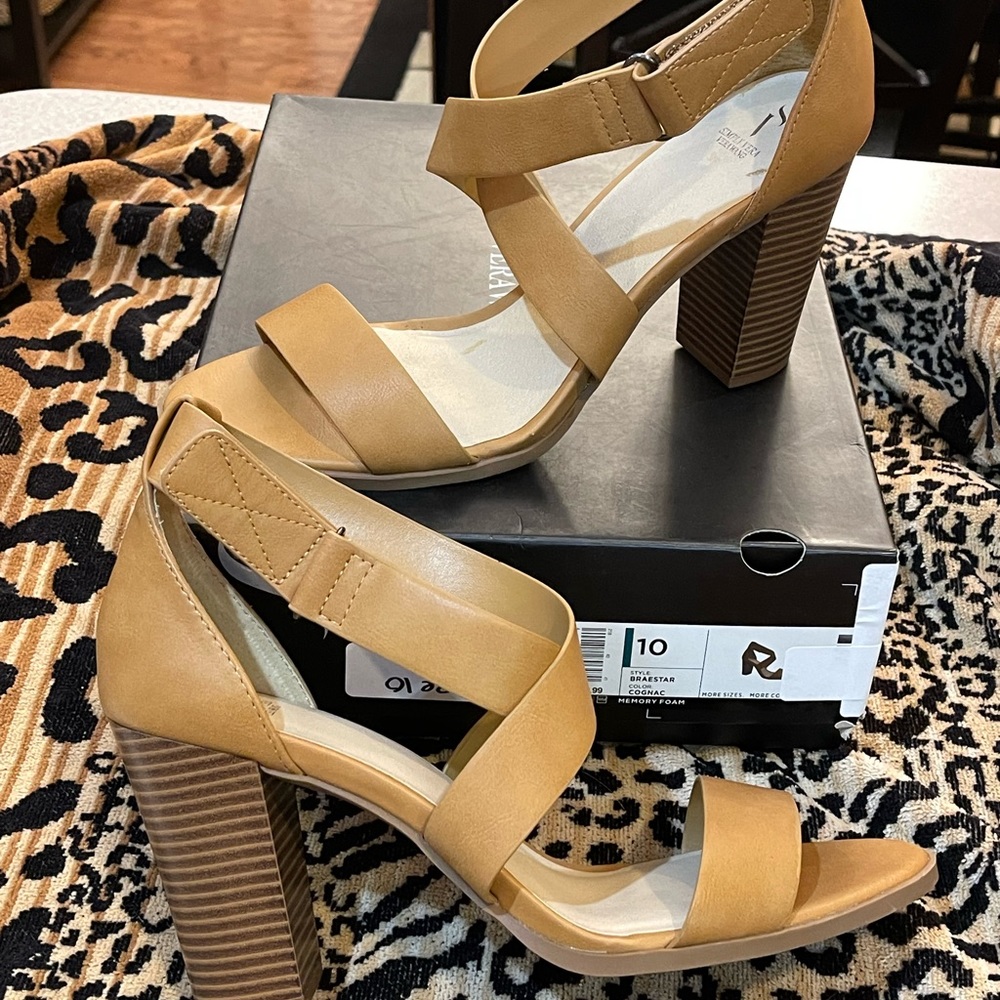 NEW VERA WANG BRAESTAR SANDALS / HEELS IN COGNAC. SIZE 10M